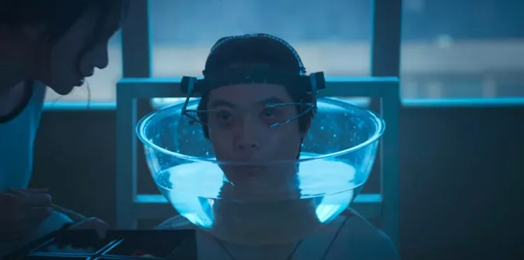 第8集出現「撐開眼拷問」懲罰。翻攝Netflix