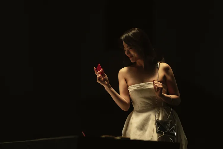 千玗嬉劇中飾演性感的行為藝術家，常有許多瘋狂駭人的舉動。Netflix提供