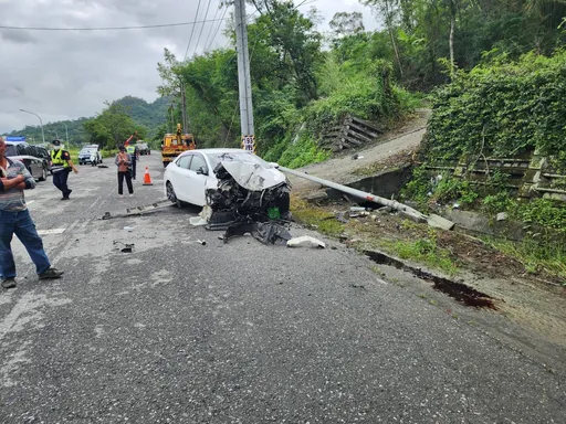 台九線玉里段傳死亡車禍　年輕男女駕車自撞電桿一死一傷