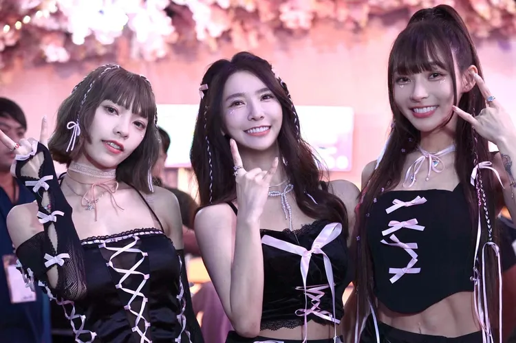 李芷霖（左）被指自導自演，經紀人沒有否認或澄清。翻攝自李芷霖臉書