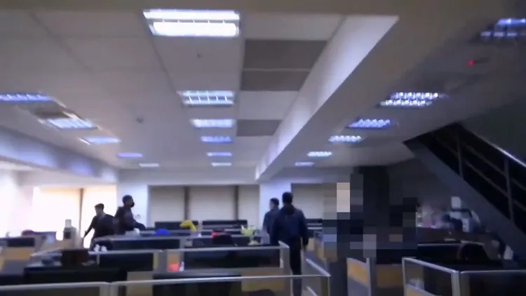 警方進入該犯罪集團據點搜索。警方提供