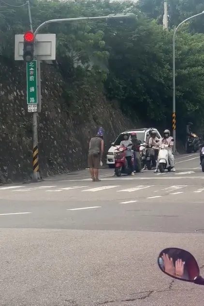 外國人表演完，路人相當配合拍手。翻攝「爆廢1公社」