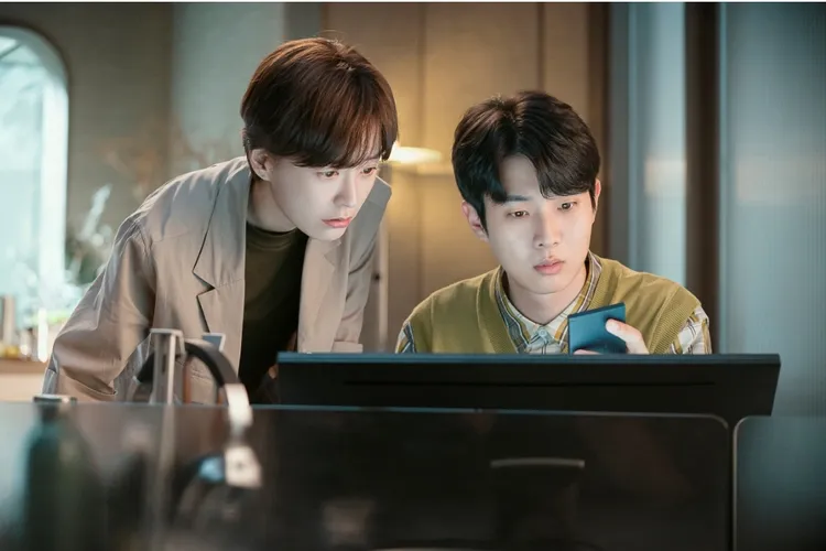 崔宇植（右）飾演鄭裕美的後輩。翻攝ACEMAKER