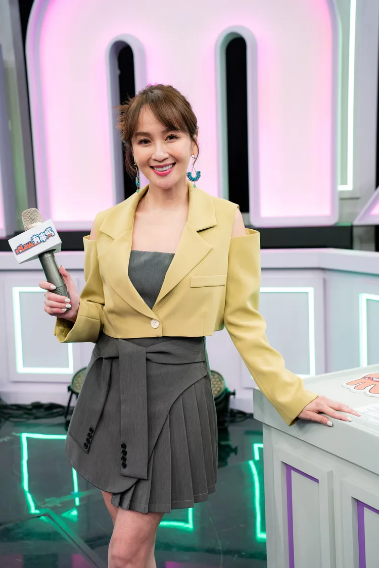  蔡逸帆主持節目，探討各類社會議題。原民台提供