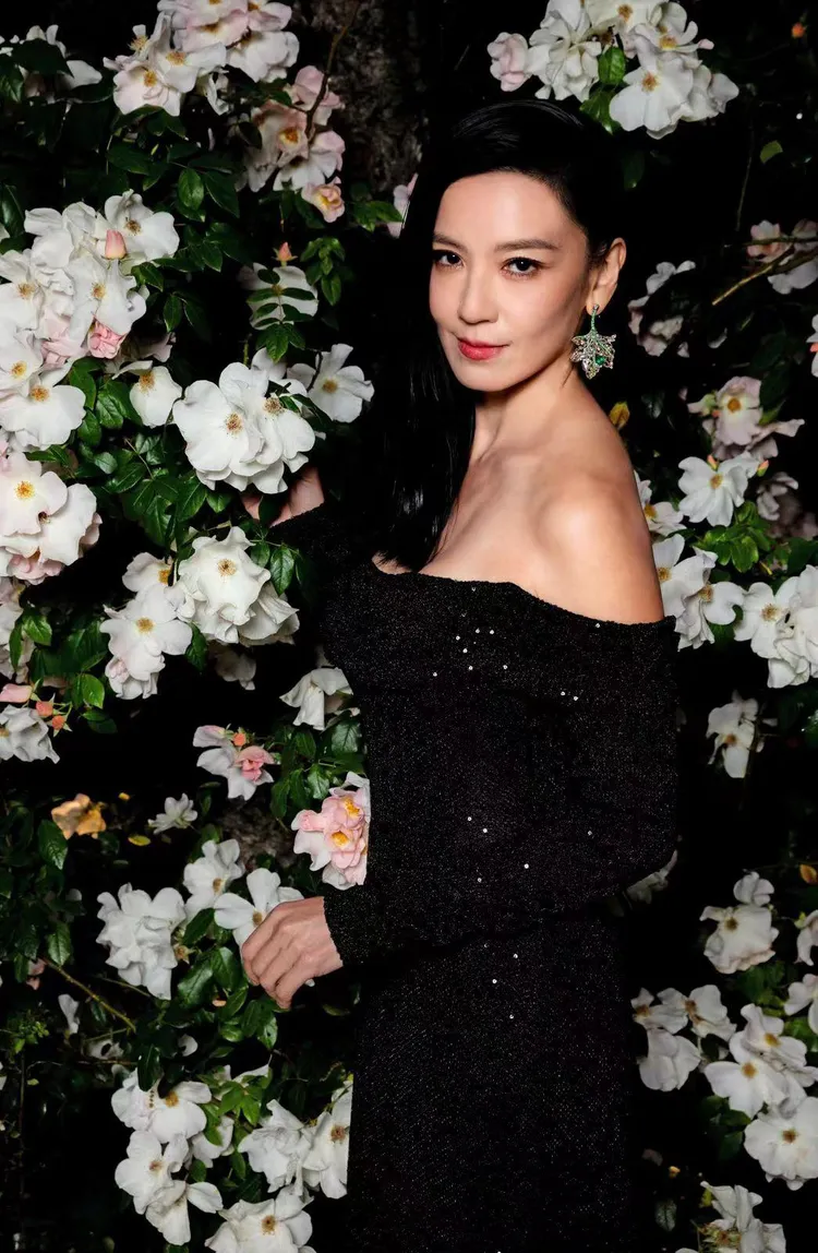 林熙蕾應法國奢華保養品牌Carita Paris之邀前進坎城影展。