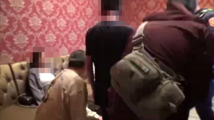 警方在有女陪侍的KTV查獲賴姓販毒集團成員。航警局提供