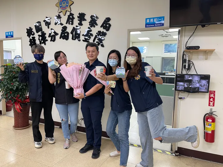 龍潭警分局長張鶴瓊送花。龍潭警分局提供