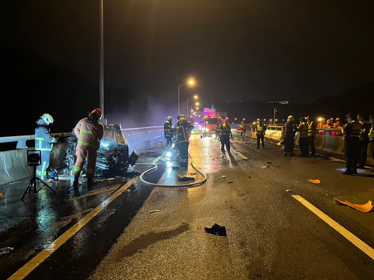 車禍現場一片狼藉。國道警察局提供