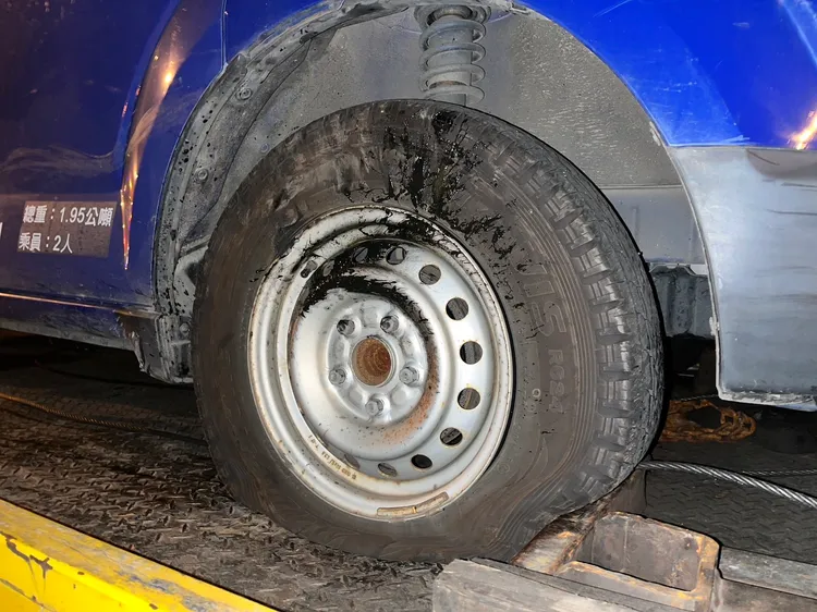 另名小貨車駕駛行事故地點時因輾壓到榮男的車體碎片而爆胎。國道警察局提供