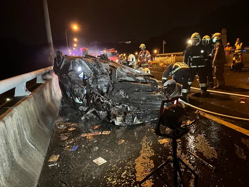 五楊高架撞分隔島翻覆火燒車　駕駛逃不了慘死車內