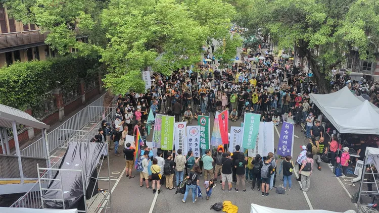 《壹蘋》記者約09時08分直擊，現場民眾約100人上下。蘇柏銓攝