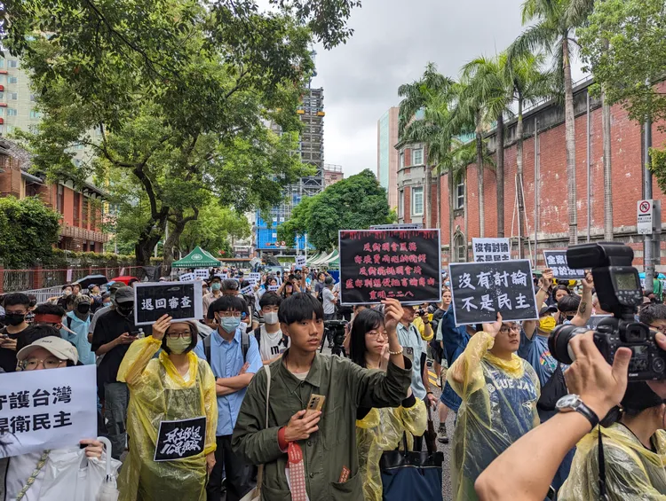 民眾舉牌抗議藍白。蘇柏銓攝