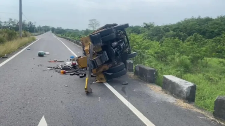 國道拖吊車不明原因自撞側翻，仍待警方釐清。讀者提供