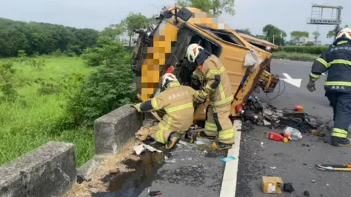 國道拖吊車自撞側翻傳巨響　駕駛受困送醫仍不治