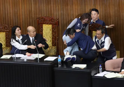 鍾佳濱對陳菁徽「襲臀」道歉就行嗎?昔藍委噁頂范雲 法院這樣判
