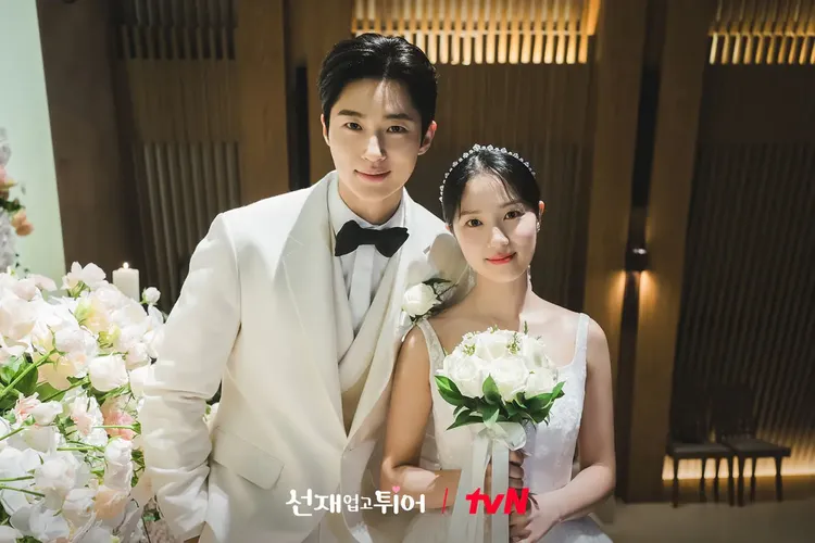 金惠奫穿著Mark Ingram Atelier的蕾絲刺繡婚紗。翻攝tvN