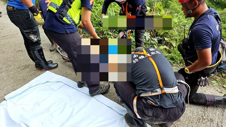 消防局救出蔡男，但他已明顯死亡。南投縣消防局提供