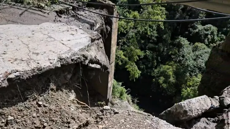 產業道路疑因天雨路基流失。南投縣消防局提供