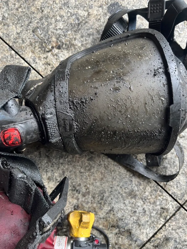 殉職勇消的消防面罩，被燻到焦黑。民眾提供