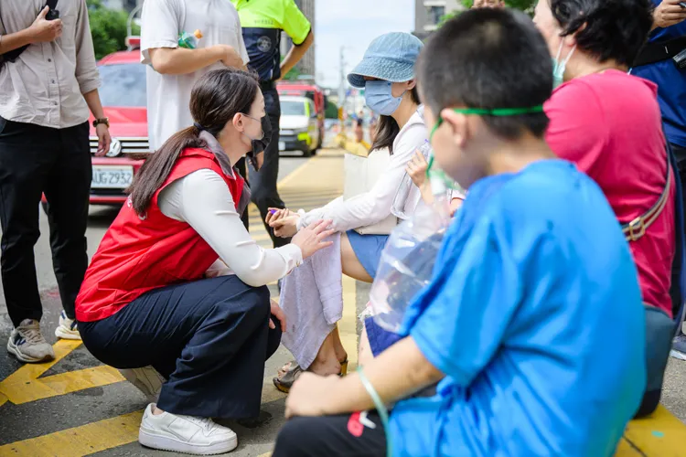 高虹安探視住戶。竹市府提供