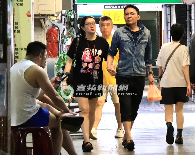 林立洋與小14歲愛妻陳貞均十指緊扣漫步曬恩愛。特勤中心攝