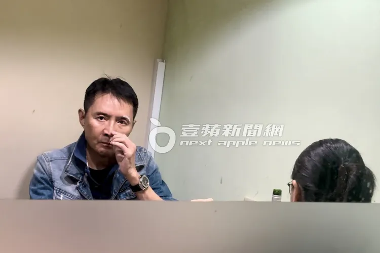 林立洋的左眉骨傷勢已無大礙，用餐時放鬆挖鼻孔。特勤中心攝