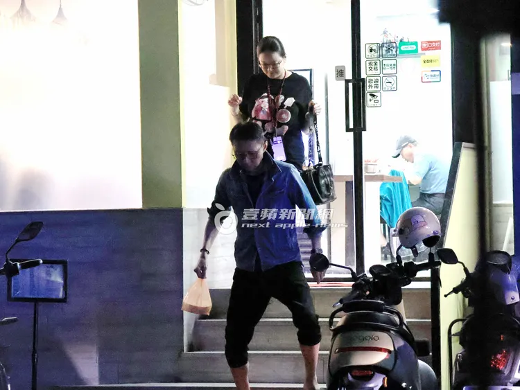 林立洋夫婦共進晚餐2小時，他提著打包食物外帶，小心翼翼的走下樓梯。特勤中心攝