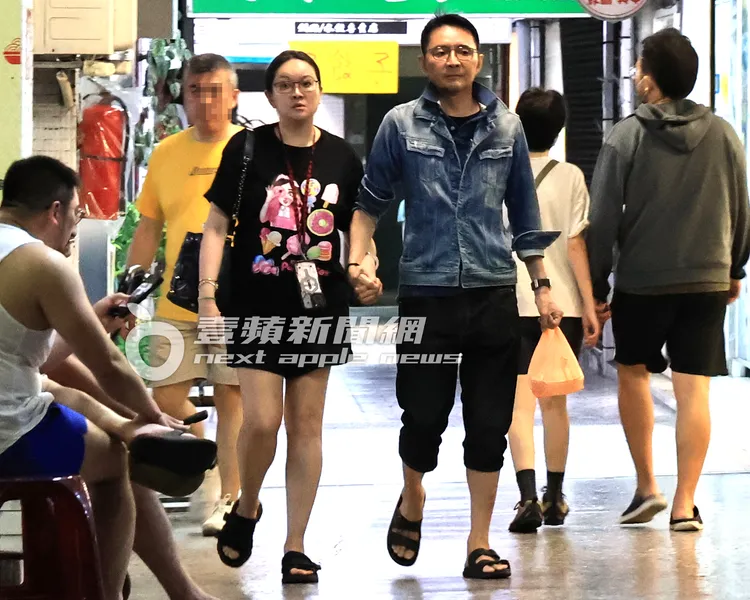 餐畢，林立洋提著打包食物，緊牽老婆的手散步約會幫助消化。特勤中心攝