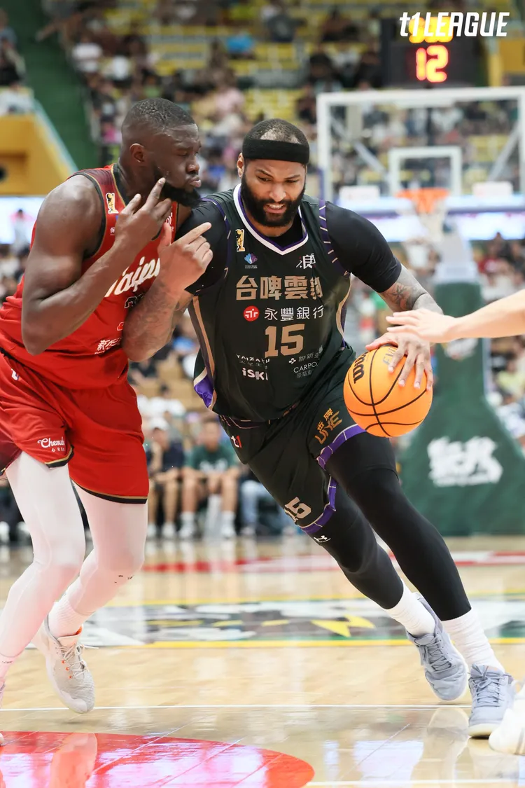 卡森斯(右)切入，恩多(左)全力防守。T1聯盟