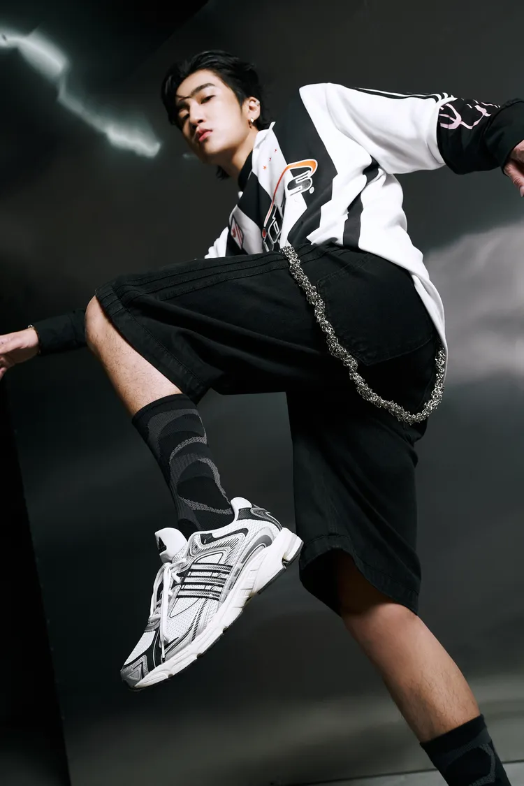 婁峻碩搭配銀白雙色的Response CL。品牌提供