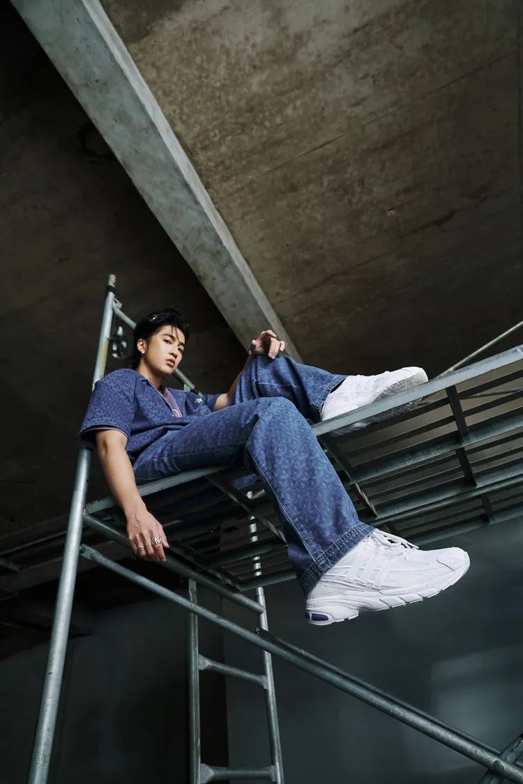 婁峻碩搭配全白配色的adiStar Cushion。品牌提供