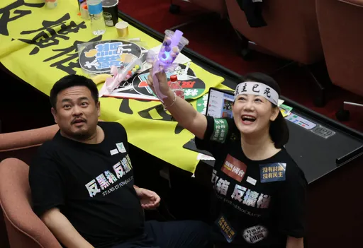 吳思瑤曝生日願望「擺脫陳玉珍」 秀「珍奶手燈」禮物超開心