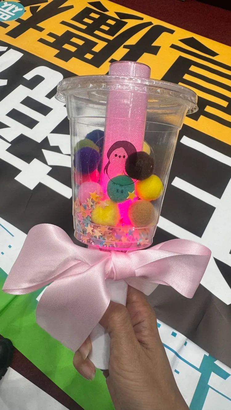 綠委林楚茵透露，這些「奶茶手燈」有寫上名字。林楚茵辦公室提供