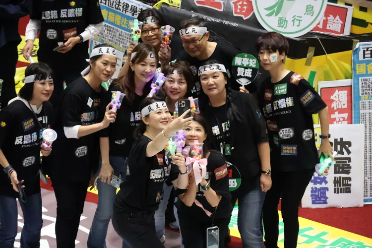 綠委收到「珍奶手燈」開心合影。莊宗達攝