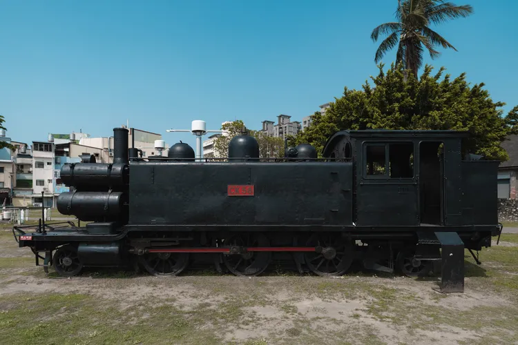 鐵道園區內的蒸汽機車脫漆生鏽部份進行內外塗裝整理。文化局提供