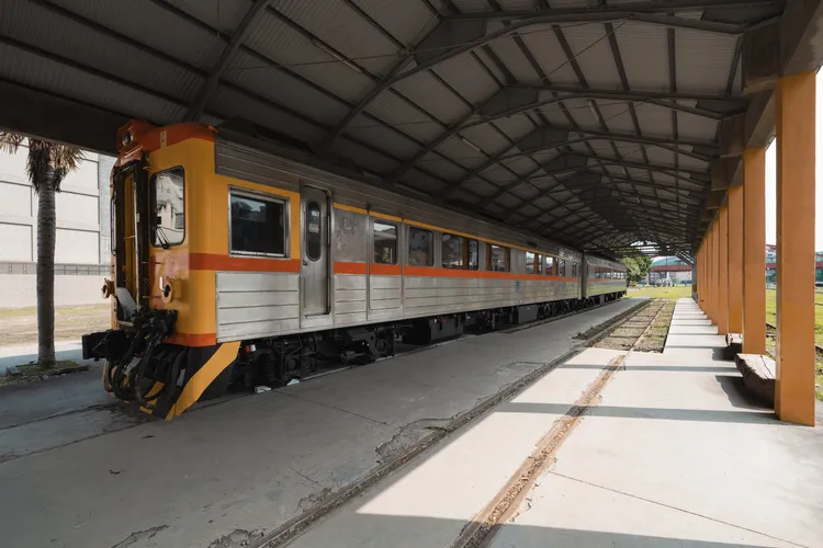 「嘟嘟車」為2003年起行駛於高雄臨港線區段，當時可窺探當時剛被打開圍籬的港區，後來因輕軌工程的闢建於2006年停駛。文化局提供