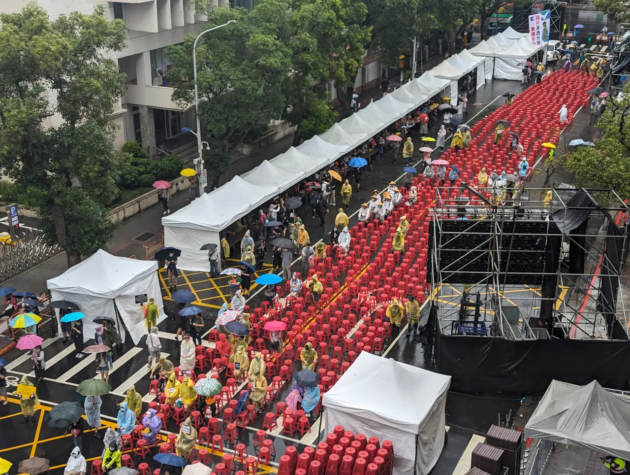 《壹蘋》今早10時15分直擊,當時大雨滂沱,主舞台抗議民眾並不多。蘇柏銓攝