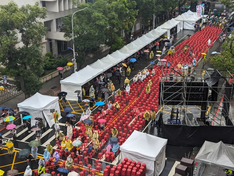 《壹蘋》今早10時15分直擊，當時大雨滂沱，主舞台抗議民眾並不多。蘇柏銓攝