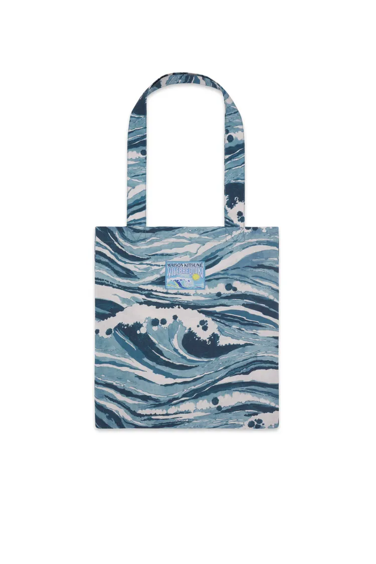 MAISON KITSUNE x VILEBREQUIN海浪印花托特包，5400元。品牌提供