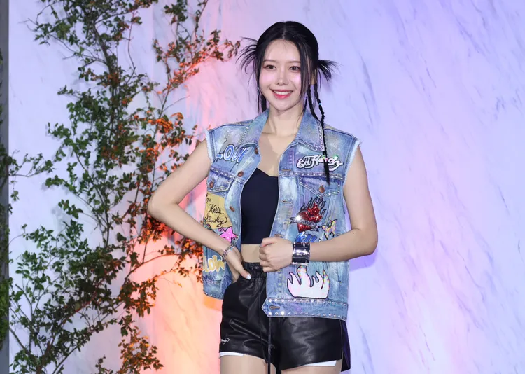 李雅英以牛仔馬甲背心搭配皮短褲活力亮相。彭欣偉攝