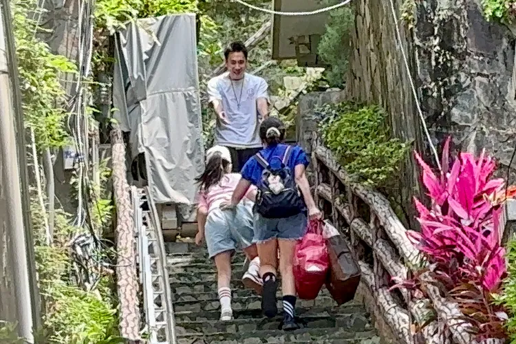 余祥銓伸出雙手擁抱二姐余苑綺一對子女。特勤中心攝