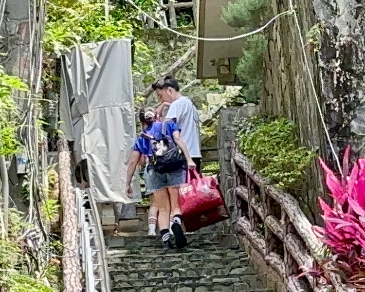 余天獨子余祥銓抱著二姐的小兒子開心進家門。特勤中心攝