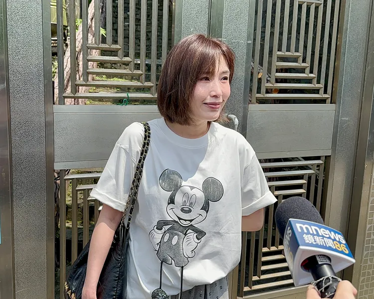 余天大女兒余筱萍送妹妹余苑綺的子女上樓後，準備開車離去。特勤中心攝