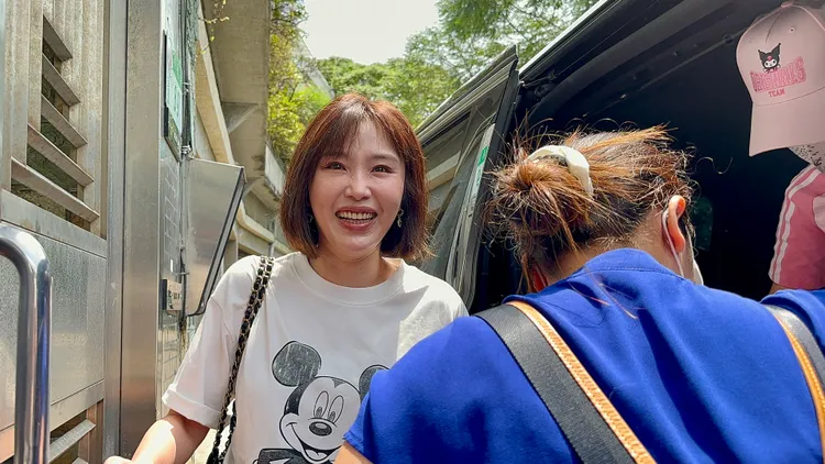 余天大女兒余筱萍剛好要出門，遇到余天孫子女被接回來，開心表示想要一直留在身邊。特勤中心攝