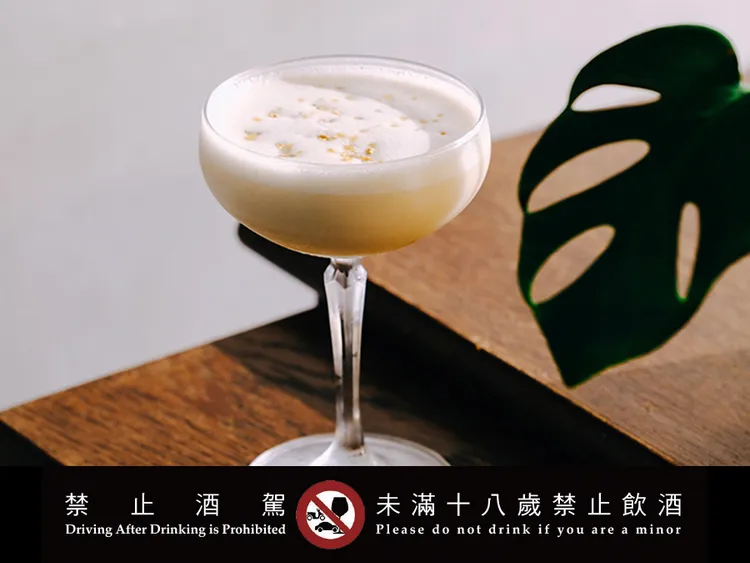 《微醺時光：再現府城風華》由鯤島調酒師設計的「果乾－芒茫人海」，以台南古早味的芒果麵茶冰為概念，選用Havana蘭姆酒，搭配香氣飽和的芒果乾跟芒果青；再添入咖啡利口酒。業者提供