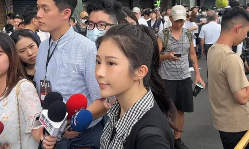 民眾黨號召小草上街抗議民進黨　鄭家純現身！現場做這事