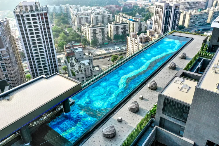 建案規劃31巷休閒設施，當中頂樓打造50米星空梵谷泳池，在高雄推案中十分罕見。京城提供