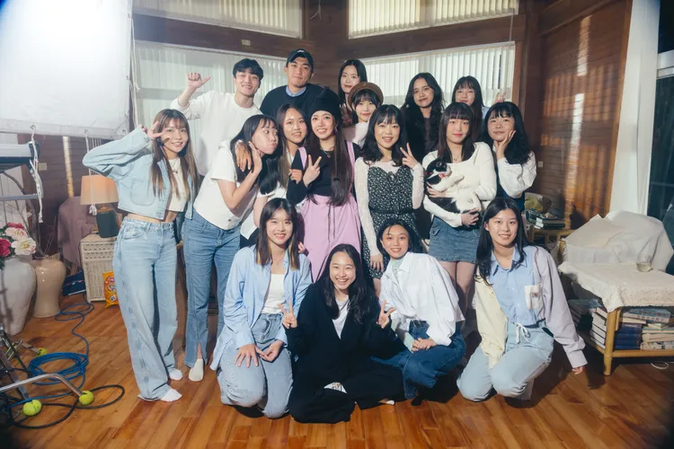 張喬西高中大學好友到場相挺拍攝。華納音樂提供