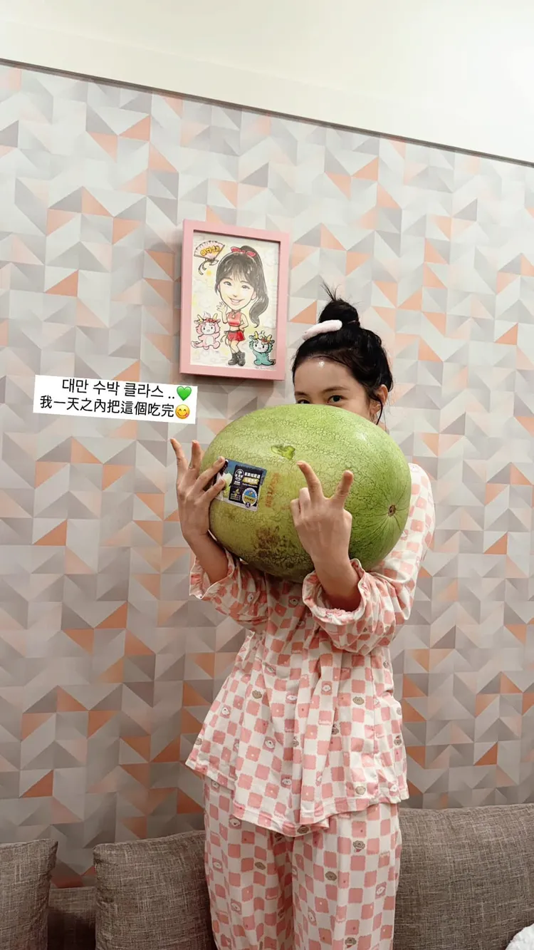 李多慧與西瓜合影。翻攝自李多慧IG