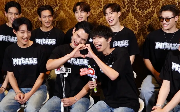 Pooh（前排右）、Pavel比出愛心。莊宗達攝